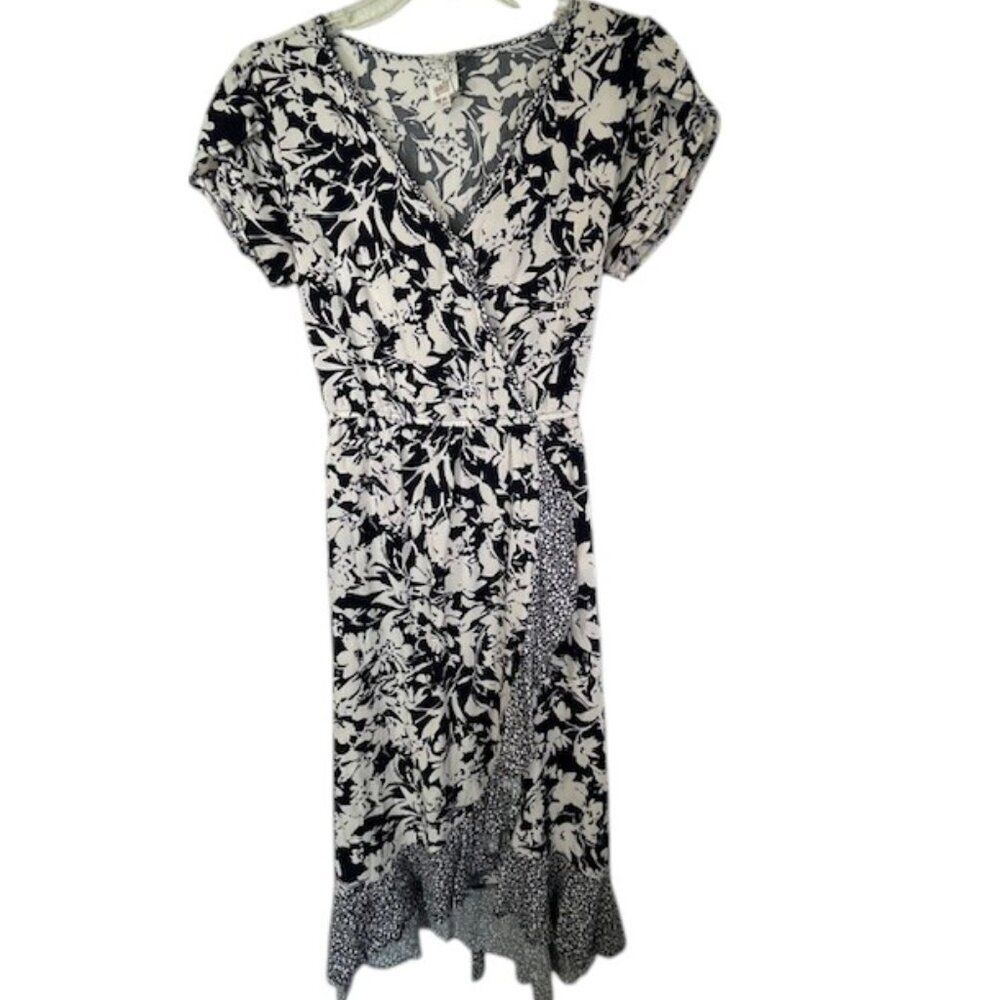 Naif Petite Black & White Floral Wrap Dress w/ Ruffle Trim- Size M Petite